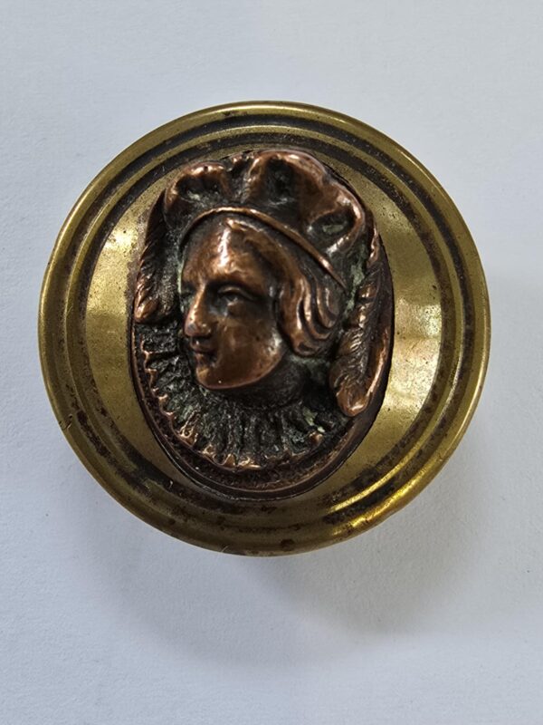 d95b963d-c5ea-4081-be50-b01d8e38673c Metal Cameo Button