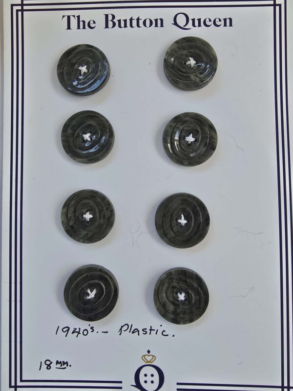 0be4c7eb-16e3-4500-85a7-16d36055f79b Set of 1940's Plasric Buttons