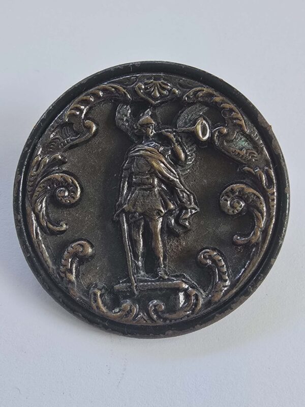 8c8dd524-3dd4-4739-b73a-2fb5aa241d61 Lacqurered Brass Picture Button