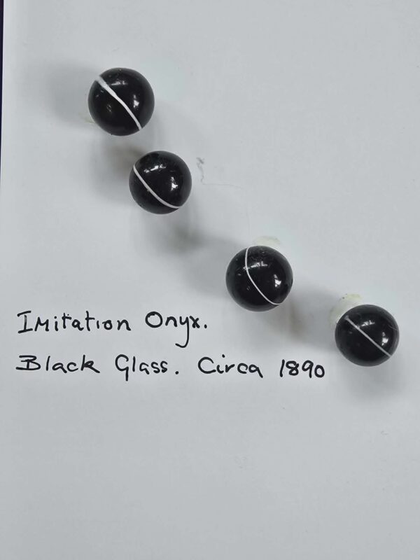 9c952787-3891-42f8-9800-5dc2aee30296 Set of Imitation Onyx