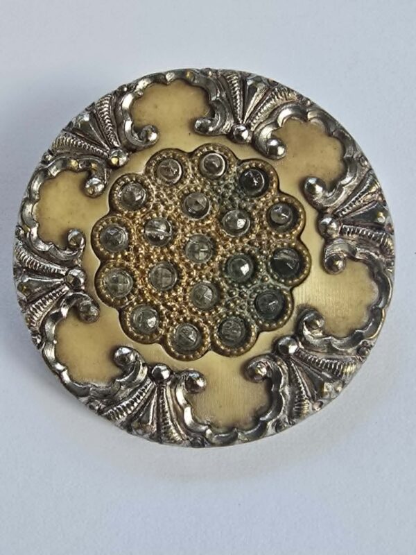 5064e2c6-de36-4352-8084-a6277bc72055 Silver Plated and Glass Button