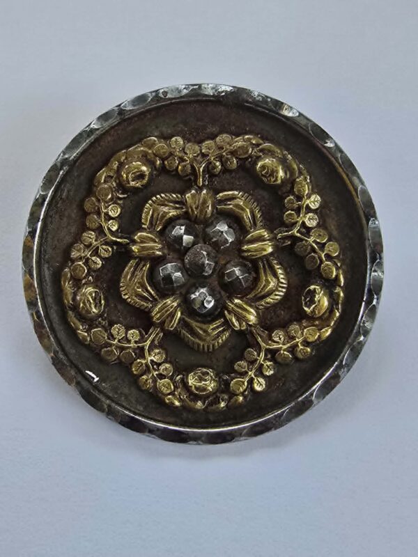 f5406d64-b8d9-47db-aac3-4a617170e570 A Steel and Stamped Brass Button