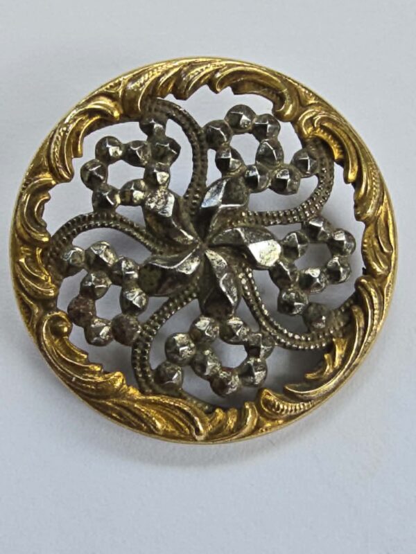 2b808300-1ae3-4ec7-b23b-784eb5a9e0f8 White Metal & Brass Button