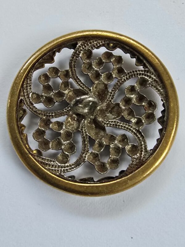 667f31d4-dae4-4176-b985-947ba11f47d9 White Metal & Brass Button
