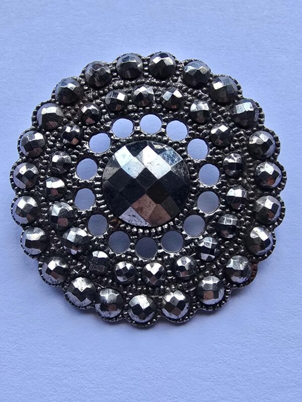 3167c3b0-e7c4-4b90-8e5a-2dd8ebe20fa0 Fashionable Facetted Cut steel